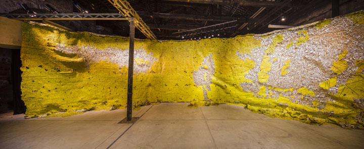 El Anatsui, <i>Earth Shedding Its Skin</i>, 2019, Kronkorken und Kupferdraht, Courtesy: El Anatsui, Foto: David Levene, alle Fotos stammen aus dem Pavillon von Ghana aus der 58. Venedig Biennale, "Ghana Freedom", https://ghanainvenice.org/