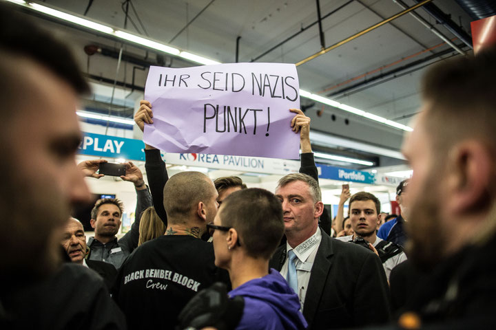 Protest gegen eine Veranstaltung des Verlags Antaios auf der Frankfurter Buchmesse am 14. Oktober 2017, Foto: © Michael Schick