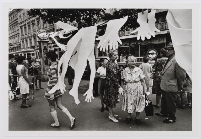 Kiki Kogelnik, <i>Strassenbilder Wien</i>, 1967 (2016), 3 Silbergelatineabzüge, Foto © mumok – Museum moderner Kunst Stiftung Ludwig Wien, Schenkung der Kiki Kogelnik Foundation