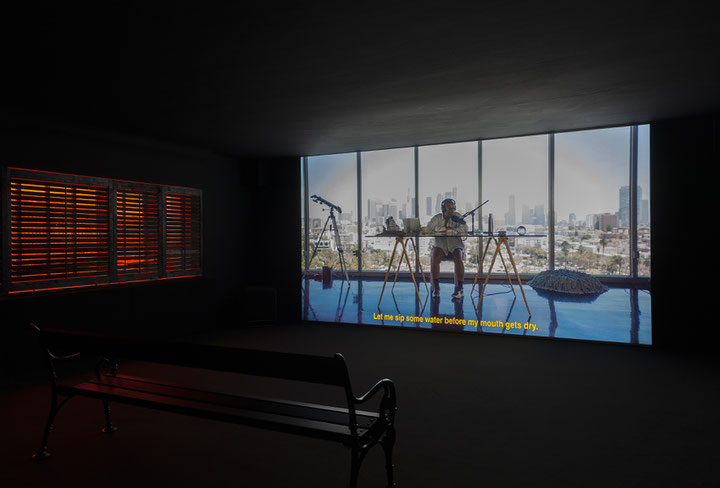 DIS, "How To Become A Fossil", Film: "Everything But The World" (2021), Ausstellungsansicht, Secession Wien, 2022, Foto: Oliver Ottenschläger