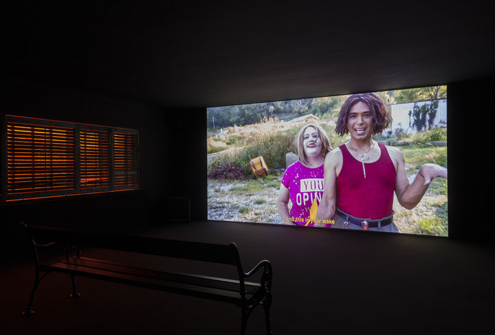 DIS, "How To Become A Fossil", Film: "Everything But The World" (2021), Ausstellungsansicht, Secession Wien, 2022, Foto: Oliver Ottenschläger