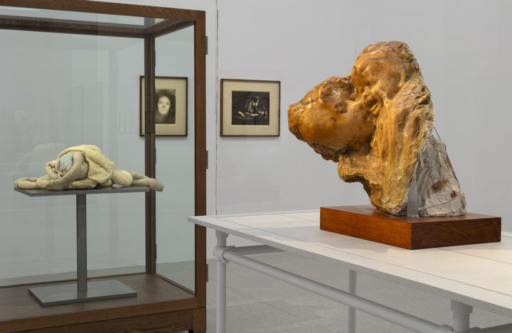 Medardo Rosso, <i>Die Erfindung dermodernen Skulptur</i>, Ausstellungsansicht, mumok, 2024 mit Louise Bourgeois, <i>Child devoured by Kisses</i>, 1999, Privatsammlung, Courtesy: Xavier Hufkens, Eugène Carrière, Elise riant, 1895, Galerie Jocelyn Wolff. Eu