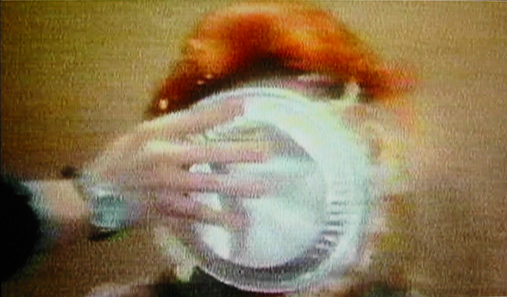 Sharon Hayes, <i>I Saved Her a Bullet</i>, 2012, Still aus dem Nachrichtenfilm, Tortung der homophoben Sängerin Anita Bryant durch den schwulen Aktivisten Thron Higgins, Courtesy: Jenni Olson