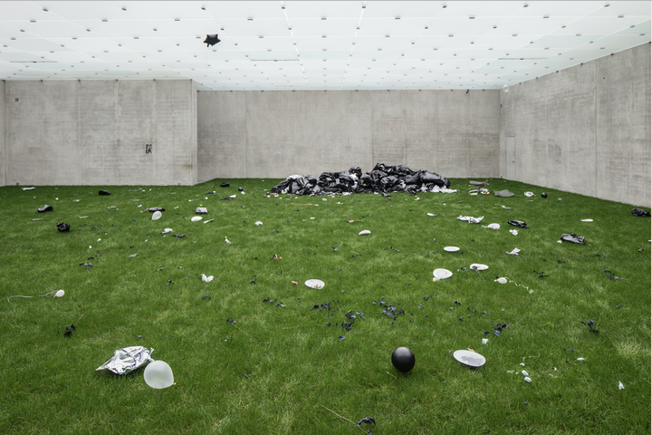 Bunny Rogers  <i>Trash Mound</i>, 2020 Ausstellungsansicht 1. Obergeschoss, Kunsthaus Bregenz, 2020  Foto: Markus Tretter  Courtesy: Bunny Rogers  © Bunny Rogers, Kunsthaus Bregenz