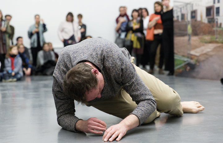 Jeremiah Day <i>Nach Hause gehen – Entlang des Carl und Margarethe Schurz Weges</i> Performance still, Badischer Kunstverein, Karlsruhe, 2020 Foto: Lisa Bergmann