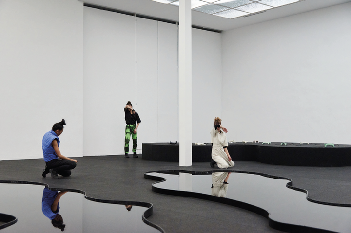 Katrin Hornek, <i>testing grounds</i>, Performance mit Cat Jimenez (im Bild), Karin Pauer (im Bild), Mani Obeya, Martina De Dominicis (im Bild), Secession, 2024, Foto: Eva Würdinger