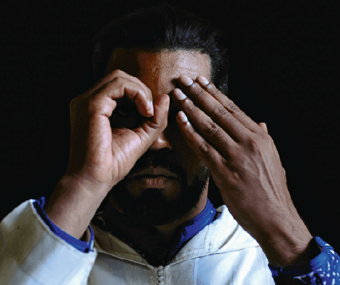 Bouchra Khalili, <i>The Public Storyteller</i>, Still, 2024, zwei-kanalig  synchronisierte Videoinstallation, Video und auf Video übertragener 16-mm-Film,© Bouchra Khalili, Courtesy: Bouchra Khaliliund mor charpentier, Paris