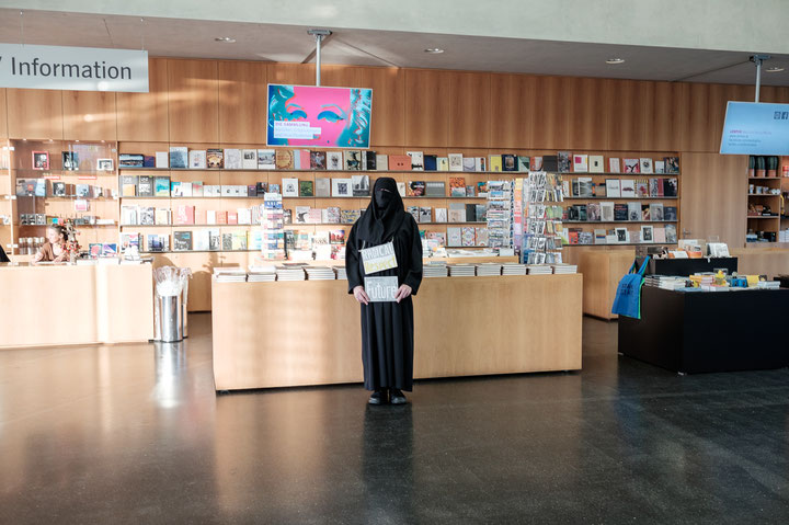 Charles Kaltenbacher, Burka Nigab 1, aus der Serie <i>Das Innerkleid und sein Drumherum Fleisch</i>, 2016, Aktion ansässig der Veranstaltung <i>Radical Atoms – Die Dinge neu denken</i> der Ars Electronica im LENTOS Kunstmuseum Linz, 2016