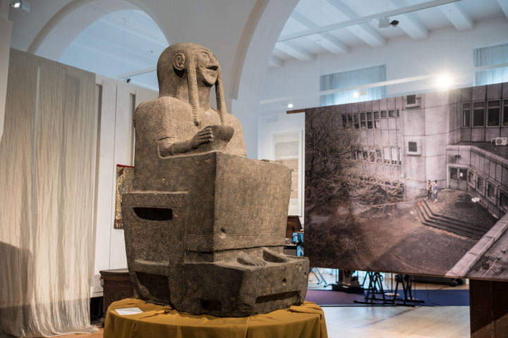 Plaster cast of the Throne Goddess, exhibition view, <i>Mobile Worlds</i>, Museum für Kunst und Gewerbe (MKG), Hamburg, April to October 2018, photo: Genevieve Frisson