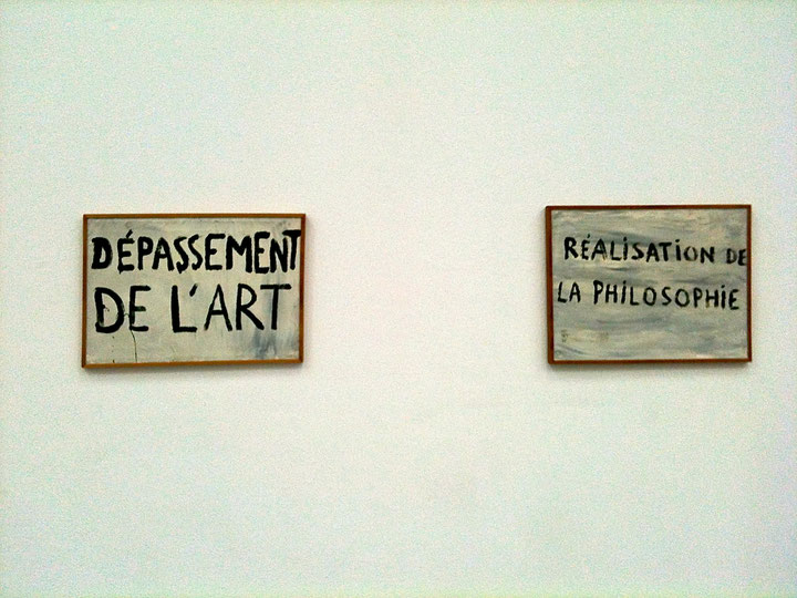 Guy Debord, <i>Dépassement de l'art</i>, 1963 und <i>Réalisation de la Philosophie</i>, 1963, Ausstellungsansicht <i>Les dérives de l'imaginaire</i>, Palais de Tokyo, Foto: Sennewald