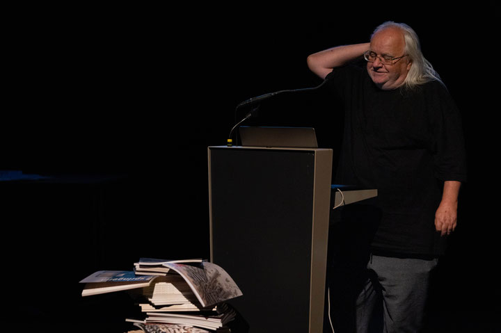 Hans Nevídal bei seiner Performance </i>EGO</i> im Rahmen der 30-Jahr-Feier der <i>springerin</i> am 23. September 2025, Foto: © eSEL.at