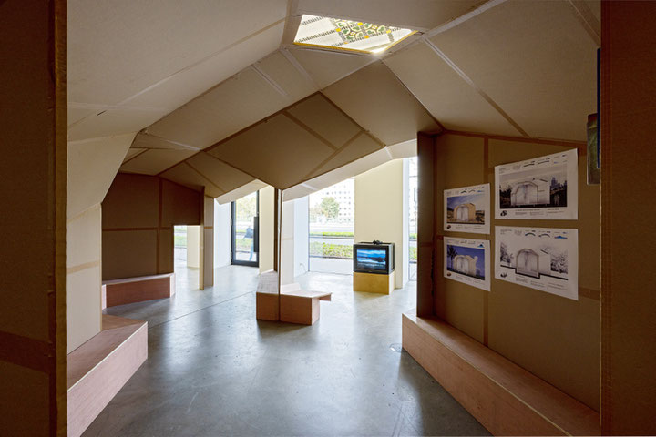 Oscar Tuazon, <i>Cedar Spring Water School</i>, 2023, Ausstellungsansicht, <i>Words of Water</i>, fjk3 – Raum für zeitgenössische Kunst, 2024, Foto: Lisa Rastl