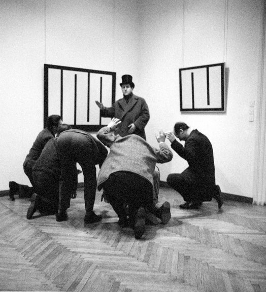 Mitglieder von Gorgona in der Ausstellung von Julije Knifer in der Galerie für zeitgenössische Kunst, Zagreb, 1966