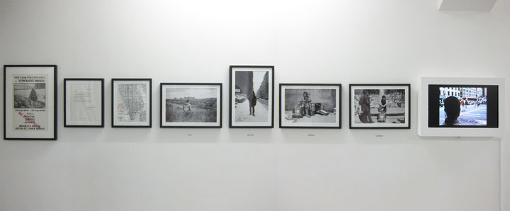 Tehching Hsieh, Ausschnitt aus „One Year Performance 1981-1982", 1981-1982, Poster, Stellungnahme, Stadtplan, vier Fotografien, DVD, Courtesy: Tehching Hsieh ud Sean Kelly Gallery, New York