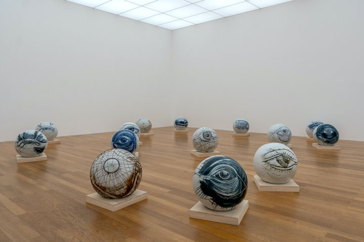 Ana Lupaş, <i>Eyes</i>, Werkserie, 1974–91, Installationsansicht, Sammlung Kunstmuseum Liechtenstein, Foto: Sandra Maier, © Ana Lupaş/Kunstmuseum Liechtenstein