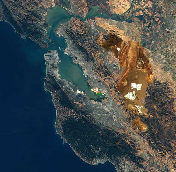 Tega Brain, Julian Oliver, Bengt Sjölén, <i>Asunder</i>, 2019, Stills aus dem Satellitenbild-Rendering von Silicon Valley, Courtesy: Tega Brain