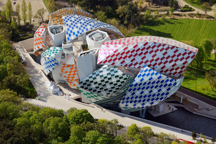 Daniel Buren, <i>Observatory of Light</i>, Fassadengestaltung der Fondation Vuitton, 2016, © Iwan Baan/Fondation Lois Vuitton