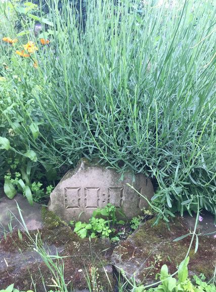 Muerbe u. Droegen, "Klopf auf Holz", Skulptur, Sandstein, 21 Zoll