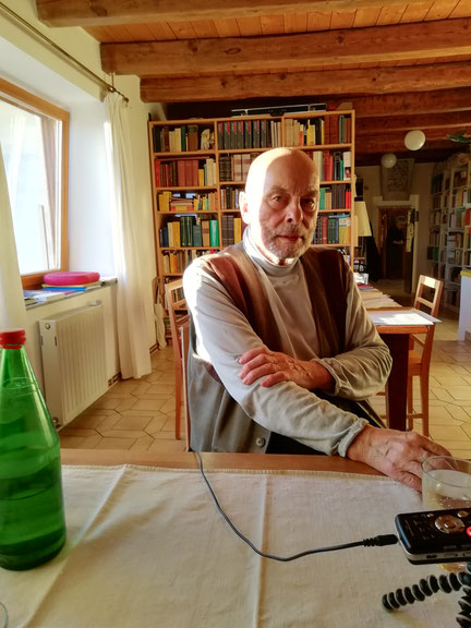 Oswald Wiener am 14.12.2019 in seiner Arbeitsbibliothek in Kapfenstein, im Hintergrund Ingrid Wiener, Foto: Thomas Raab