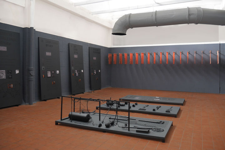 <i>Praktiken der Unterordnung</i>, Installation, Teil der Einzelausstellung 18/<i>Praktiken der Unterordnung</i>, Canteen XYZ, Minsk, 2018