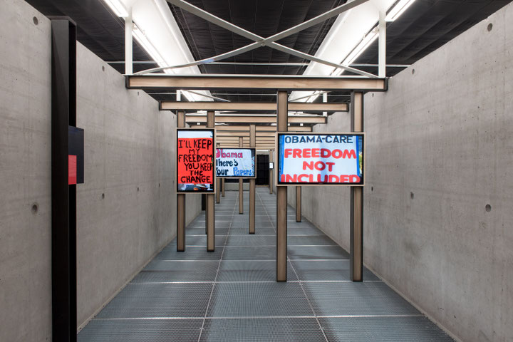 Jonas Staal <i>Steve Bannon: A Propaganda Retrospective</I>, 2018, Installationsansicht im Het Nieuwe Instituut, Rotterdam, Foto: Remco van Bladel, Courtesy: Jonas Staal