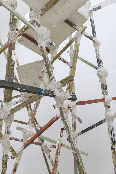 Phyllida Barlow <i>frontier</i>, Installation, 2021 Ausstellungsansicht, Haus der Kunst, 2021 Foto: Maximilian Geuter