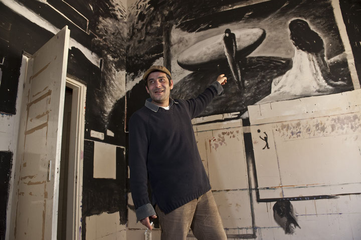 János Bogdán aka Amigo in front of a work, photo: Dagmar Gester