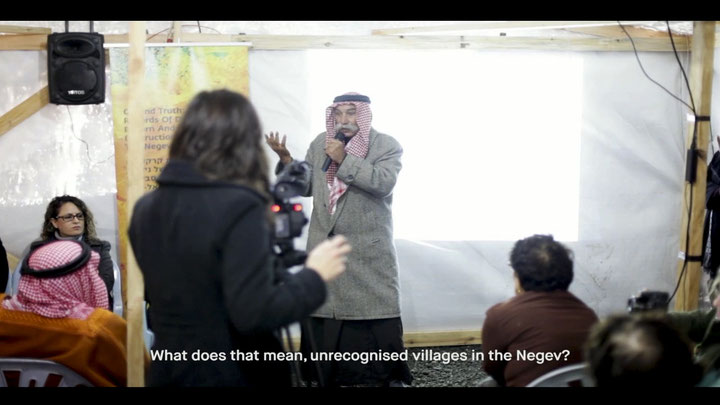 Forensic Architecture in Zusammenarbeit mit Manu Luksch, <i>Ground Truth: The Al-Araqib Museum of Struggle</i>, Videostill, das den Kampf der Beduinen gegen die Staatsgewalt dokumentiert, <i>The Future of Demonstration</i>, Season 1, VERMÖGEN, Ep.1