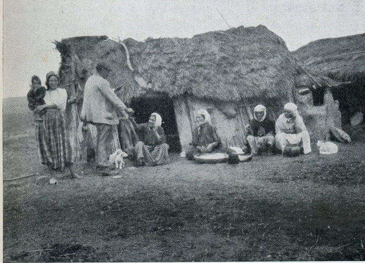 Picture taken as part of an official campaign against dysentery. The photo comes from the holdings of the Institut Pasteur in Algiers.