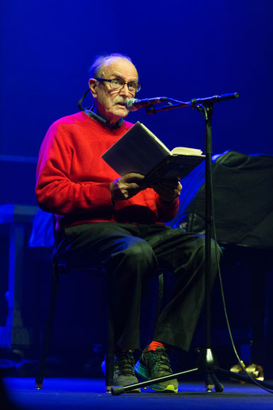 Alvin Lucier – „I am sitting in a room", Aufführung im Rahmen von <i>The Long Now</i>, Kraftwerk Berlin, März 2017, Foto: Camille Blake