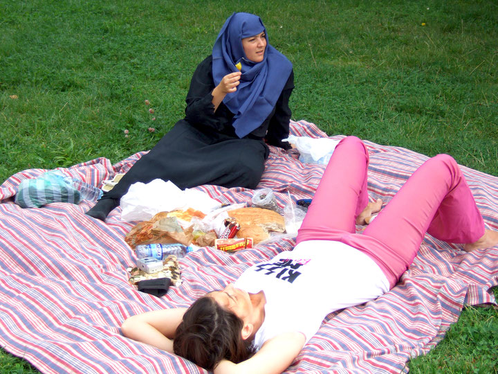 Anny und Sibel Öztürk, Nö-Performance, 2007, Neuauflage von Beuys' Kunstaktion „Ja ja ja ja ja, nee nee nee nee nee "