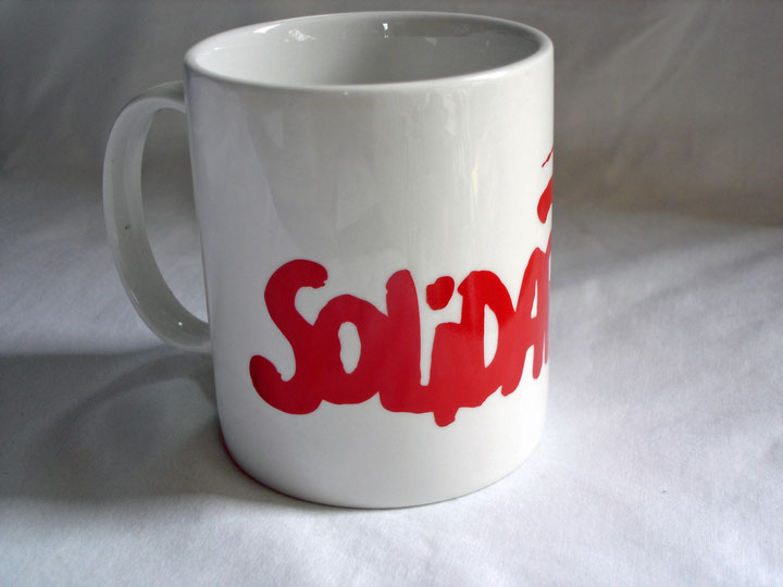 Tasse mit rotem Solidarnoćś-Logo aus einem Souvenirshop aus einer Werft